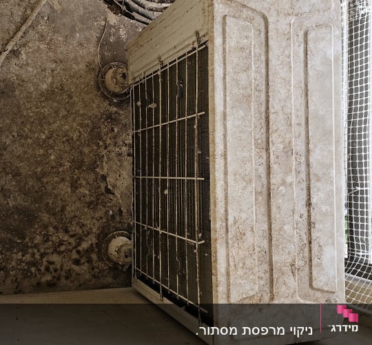 יחידת מזגן חיצונית מלוכלכת עם לכלוך ואבק